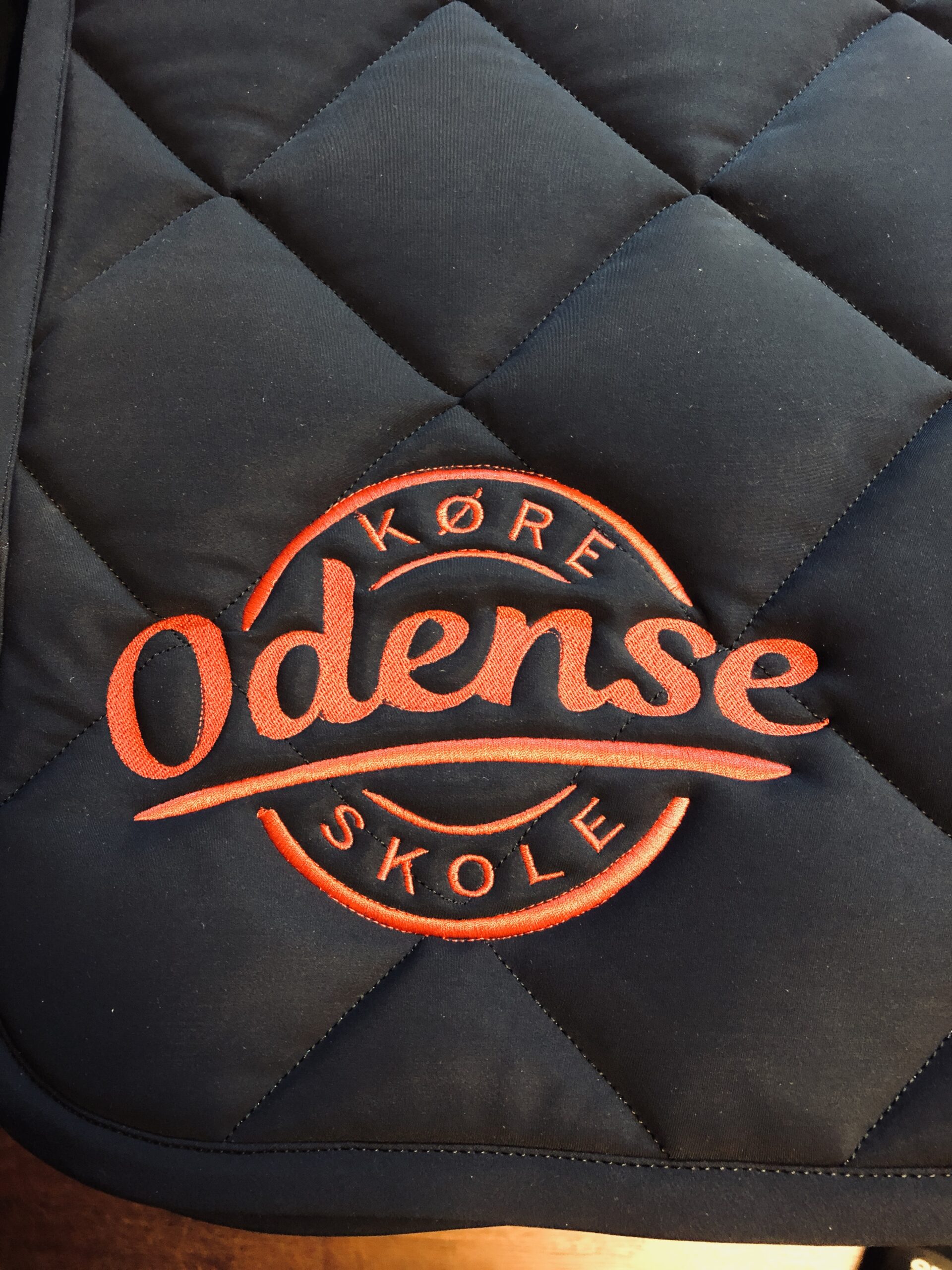 Odense Køreskole med logobroderi på jakker