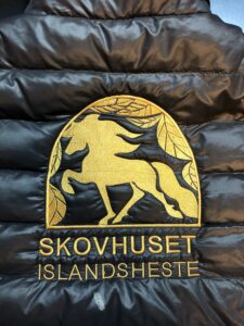 Logo fra stutteri broderet på jakke